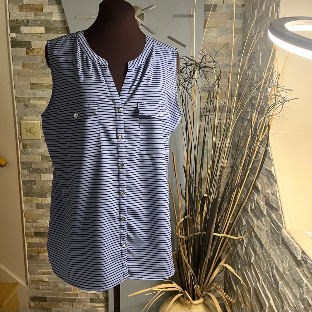 EUC Croft & Barrow button down sleeveless striped v-neck blouse top tank